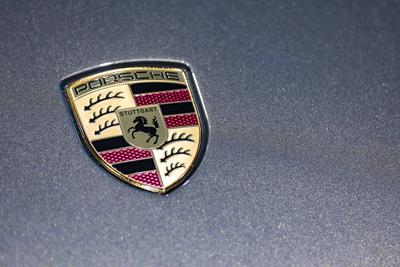 Das neu gestaltete Log von Porsche auf der K?hlerhaube eines Fahrzeugs. Ordentliche Hauptversammlung 2023 der Porsche AG-stock-foto