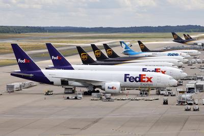Frachtmaschinen von FedEx und UPS am K?ln Bonn Airport. Zu Ferienbeginn in Nordrhein-Westfalen herrscht auf den Flugh?fe-stock-foto