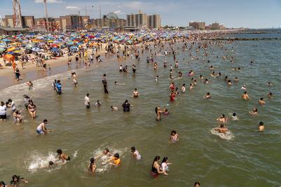 Humid holiday Independence Day in New York Thousands of beachgoers flock to Coney Island in Brooklyn in New York on Inde-stock-foto