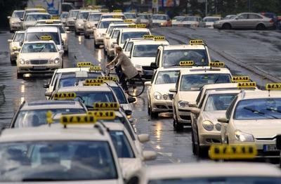 Berliner Taxifahrer demonstrieren mit einer Kolonnen gegen die hohen Benzinpreise in Berlin/Mitte-stock-foto