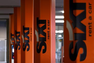 Werbung des Autovermieters Sixt auf S?ulen am Flughafen K?ln Bonn. K?ln, 01.02.2024 (Themenbild, Symbolbild) K?ln, 01.02-stock-foto