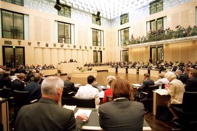 Erste Sitzung des Bundesrates nach dem Umzug nach Berlin im Plenarsaal im Bundesratsgeb?ude - Berlin-stock-foto