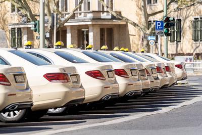 22.04.2020, Berlin, Deutschland, GER - Nahaufnahme eines Taxi Dachschildes. *** 22 04 2020, Berlin, Germany, CEF Close-stock-foto