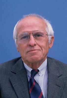 Der Journalist Karl Weiss posiert am 20.06.1988 vor neutralem Hintergrund *** The journalist Karl Weiss poses on 20 06 1-stock-foto