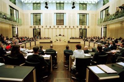 Erste Sitzung des Bundesrates nach dem Umzug nach Berlin im Plenarsaal im Bundesratsgeb?ude-stock-foto
