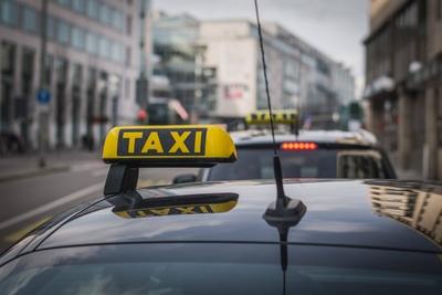 Taxifahrer tickt aus Taxifahrer schl?gt Passanten in Stuttgart Symbolbilder Stuttgart West ots-stock-foto