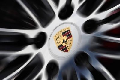 Symbolfoto Porsche Felge mit Porsche Logo Markenwappen Markenzeichen Hauptversammlung Porsche Autom-stock-foto
