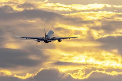 Flugzeug startet am Flughafen Stuttgart STR EDDS in das Morgenrot. // 11.08.2020, Stuttgart, Baden-W?rttemberg, Deutschl-stock-foto