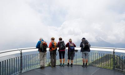Foto Manuel Geisser 18.7.2020 Stanserhorn (NW) : Wanderer auf der Aussichtsplattform am Stanserhorn ohne Durchblick . N-stock-foto