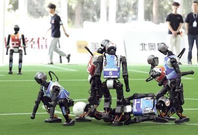 BEIJING, CHINA - AUGUST 13: Humanoid robots compete in the 5v5 soccer preliminaries for the 2025 World Humanoid Robot Ga-stock-foto