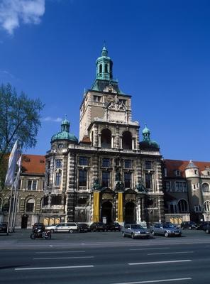 Bildnummer: 50301795  Datum: 01.08.2002  Copyright: imago/KaroPlatz vor dem Nationalmuseum in der Landeshauptstadt M?nchen, Landschaft , Geb?ude, au?en, Au?enansicht; 2002, Museum ,Museen, Nationales Museum, Ausflugsziel , St?dte; , hoch, Mfdia, Totale, Deutschland,  , Reisen, Bayern, Europa; Aufnahmedatum gesch?tzt-stock-foto
