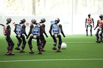 BEIJING, CHINA - AUGUST 13: Humanoid robots compete in the 5v5 soccer preliminaries for the 2025 World Humanoid Robot Ga-stock-foto
