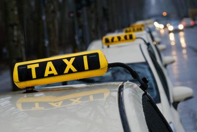 Taxis warten in der Puschkinallee Ecke Eichenstra?e vor dem Corona-Impfzentrum in der Arena in Berlin-Treptow snapshot-p-stock-foto