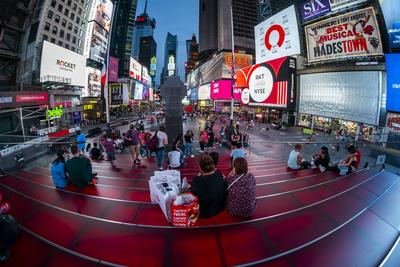 Rocket Cos. IPO debuts on NYSE Giant video screens in Times Square in New York on Thursday, August 6, 2020 commemorate t-stock-foto