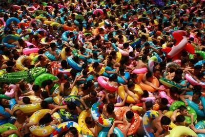 Bildnummer: 55765163  Datum: 14.08.2011  Copyright: imago/China Foto PressSUINING, CHINA - AUGUST 14:  enjoy themselves at China Dead Sea on August 14, 2011 in Suining, August 14, 2011 in Suining, Sichuan Province of China. PUBLICATIONxINxGERxSUIxAUTxHUNxONLY Gesellschaft Urlaub Tourismus Masse Massentourismus baden Meer Strand bunt kurios Komik premiumd xng 2011 quer Aufmacher o0 Schwimmring, Menschenmenge, Totale, BadeurlaubBildnummer 55765163 Date 14 08 2011 Copyright Imago China Photo Press Suining China August 14 Enjoy themselves AT China Dead Sea ON August 14 2011 in Suining August 14 2011 in Suining Sichuan Province of China PUBLICATIONxINxGERxSUIxAUTxHUNxONLY Society Holiday Tourism Bulk Mass tourism bath Sea Beach bunt funny comic premiumd xng 2011 horizontal Highlight o0 Schwimmring Crowd long shot Holiday-stock-foto
