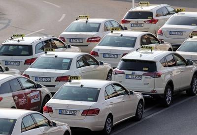 07 02 2018 Berlin GER Taxis stehen am Flughafen Tegel in einer Wartezone Alltag Aufsicht aus-stock-foto