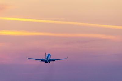 Flugzeug startet am Flughafen Stuttgart STR EDDS in das Morgenrot. // 11.08.2020, Stuttgart, Baden-W?rttemberg, Deutschl-stock-foto