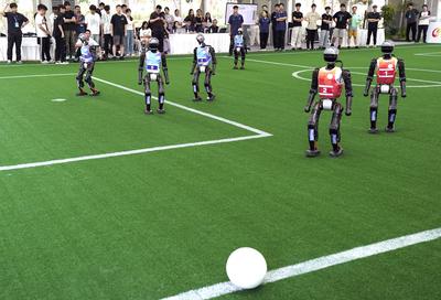 BEIJING, CHINA - AUGUST 13: Humanoid robots compete in the 5v5 soccer preliminaries for the 2025 World Humanoid Robot Ga-stock-foto