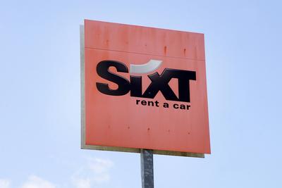 Sixt Autovermietung, Werbepylon mit Firmenlogo *** Sixt Car rental, Advertising pylon with Company logo 1131604431-stock-foto
