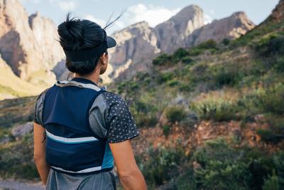 IMAGO Creative: Welttourismustag am 27. September  Back view of woman in hiking attire looking at the mountains while st-stock-foto