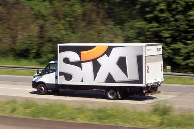 Nutzfahrzeug der Autovermietung Sixt f?hrt auf der Autobahn A5 am Frankfurter Kreuz, Frankfurt, Hessen, Deutschland ***-stock-foto