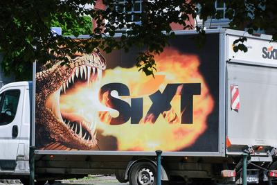 D?sseldorf 29.04.2025 Sixt Autovermietung Kleinlastwagen LKW D?sseldorf Nordrhein-Westfalen Deutschland *** D?sseldorf 2-stock-foto