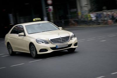 Ein Taxi faehrt in Berlin ueber eine Kreuzung 16 07 2019 Berlin Deutschland *** A taxi crosses an-stock-foto