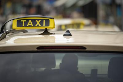 Taxi im Einsatz 15.02.24, Wiesbaden: Symbolfoto, Illustrationsbild, Symbolbild, Illustrationsfoto Taxi im Einsatz Ein le-stock-foto