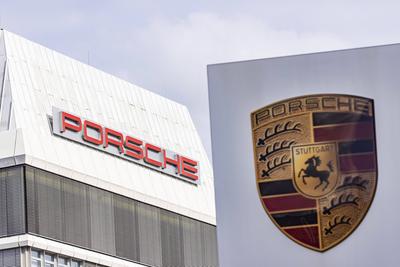 Porscheplatz, Stuttgart-Zuffenhausen mit Porsche Museum und Hauptverwaltung. Kunstwerk Inspiration 911 von Gerry Judah a-stock-foto