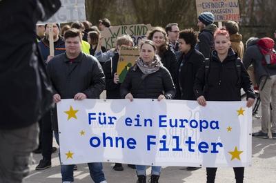 SaveYourInternet Demo gegen Artikel 11 & 13 Demonstranten halten Transparent mit der Aufschrift F?r-stock-foto