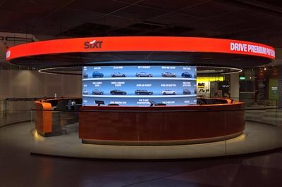 Flughafen M?nchen. Sixt rent a car - Autovermietung im Zentralbereich. *** Munich Airport Sixt rent a car Car rental in-stock-foto