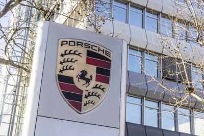 Porscheplatz, Stuttgart Zuffenhausen mit Porsche Museum und Hauptverwaltung. Kunstwerk Inspiration 911 von Gerry Judah a-stock-foto