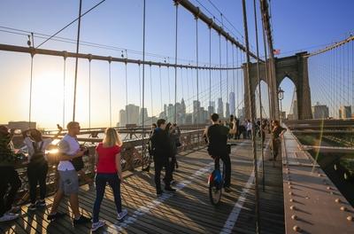 Menschen auf der Brooklyn Bridge, Blick auf die Manhattan Skyline mit Freedom Tower, New York City, New York, USA, Vere-stock-foto
