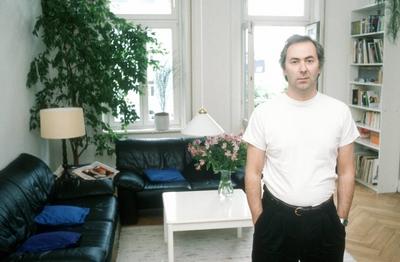 Bildnummer: 56702575  Datum: 01.05.1989  Copyright: imago/teutopressPeter Timm 05/89 hof quer halb stehend privat Homestory neutral Wohnzimmer leger T-Shirt wei? Hosentasche Mann Regie Film Fernsehen dunkelhaarig People Shooting x0x xsk 1989 quer Aufmacher  56702575 Date 01 05 1989 Copyright Imago teutopress Peter Timm 05 89 Yard horizontal half standing private Home story neutral Living room casual T Shirt white Trouser pocket Man Director Film Television dark haired Celebrities Shooting x0x xSK 1989 horizontal Highlight-stock-foto
