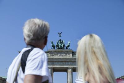 IMAGO Creative: Welttourismustag am 27. September  brandenburger tor,touristen,tourist *** brandenburg gate,tourists,bra-stock-foto