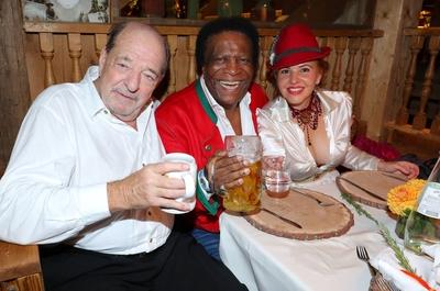 Ralph Siegel feiert mit Roberto Blanco + Luzandra Strassburg im Festzelt - Kaefers Wiesn Schaenke - auf dem Oktoberfest-stock-foto