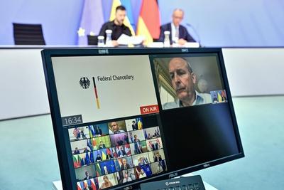 Berlin, Deutschland, 13.08.2025: Bundeskanzleramt: Virtueller Ukraine-Gipfel: Im Hintergrund sitzen der ukrainische Pr?s-stock-foto