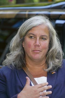 cntv Heidi Alexander, Verkehrsministerin von Gro?britannien vor einem autonom fahrenden ID. Buzz AD von Volkswagen 13.August 2025 in Hamburg Das Bundesministerium f?r Verkehr f?rdert das Hamburger Projekt ALIKE Autonomes Fahren im OEPNV Ziel des Projekts ist die Erprobung eines autonomen Ridepooling-Dienstes mit vollautomatisierten Shuttles als Ergaenzung zum ?ffentlichen Nahverkehr Hamburg Deutschland *** cntv Heidi Alexander, UK Transport Minister in front of an autonomous ID Buzz AD from Volkswagen 13 August 2025 in Hamburg The Federal Ministry of Transport is funding the Hamburg project ALIKE Autonomous Driving in Public Transport The aim of the project is to test an autonomous ridepooling service with fully automated shuttles as a-stock-foto