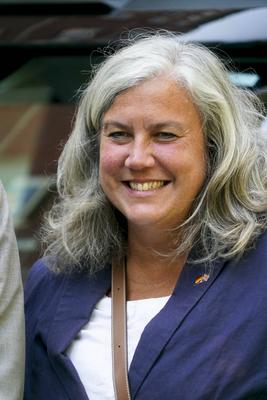 cntv Heidi Alexander, Verkehrsministerin von Gro?britannien vor einem autonom fahrenden ID. Buzz AD von Volkswagen 13.August 2025 in Hamburg Das Bundesministerium f?r Verkehr f?rdert das Hamburger Projekt ALIKE Autonomes Fahren im OEPNV Ziel des Projekts ist die Erprobung eines autonomen Ridepooling-Dienstes mit vollautomatisierten Shuttles als Ergaenzung zum ?ffentlichen Nahverkehr Hamburg Deutschland *** cntv Heidi Alexander, UK Transport Minister in front of an autonomous ID Buzz AD from Volkswagen 13 August 2025 in Hamburg The Federal Ministry of Transport is funding the Hamburg project ALIKE Autonomous Driving in Public Transport The aim of the project is to test an autonomous ridepooling service with fully automated shuttles as a-stock-foto