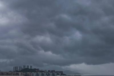 HUIZHOU, CHINA - AUGUST 14: Black cloud hovers over coastal areas as Typhoon Podul approaches on August 14, 2025 in Huiz-stock-foto