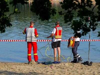 Personensuche im Silbersee Langenhagen Gro?aufgebot an Feuerwehren, DLRG, Rettungstauchern und Rettungsbooten suchen nac-stock-foto