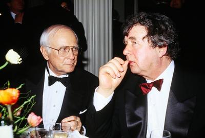 Humorist Loriot Vicco von B?low neben Journalist und Kritiker Hellmuth Karasek bei der Verleihung des Fernsehpreises Gol-stock-foto