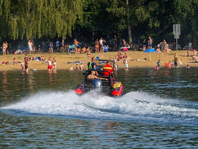 Personensuche im Silbersee Langenhagen Gro?aufgebot an Feuerwehren, DLRG, Rettungstauchern und Rettungsbooten suchen nac-stock-foto