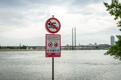 Badeverbot am Rhein in D?sseldorf-stock-foto