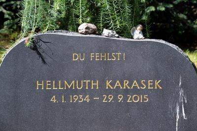 Prominenten Friedhof Hellmuth Karasek - Prominenten Friedhof Europas groester Friedhof - Ohlsdorf - Hamburg - 23.07.2017-stock-foto