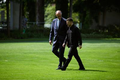 Ukrainian President Volodymyr Zelensky is welcomed by German Chancellor Friedrich Merz upon-stock-foto
