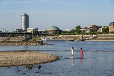 Rhein bei D?sseldorf, extremes Niedrigwasser, Rheinpegel bei 81 cm, Tendenz fallend, nach lange D?rre f?llt das linke Rh-stock-foto