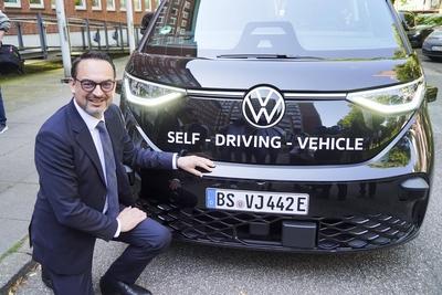 cntv Christian Senger, Vorstand der Volkswagen Autonomous Mobility vor einem autonom fahrenden ID. Buzz AD von Volkswagen 13.August 2025 in Hamburg Das Bundesministerium f?r Verkehr f?rdert das Hamburger Projekt ALIKE Autonomes Fahren im OEPNV Ziel des Projekts ist die Erprobung eines autonomen Ridepooling-Dienstes mit vollautomatisierten Shuttles als Ergaenzung zum ?ffentlichen Nahverkehr Hamburg Deutschland *** cntv Christian Senger, Board Member of Volkswagen Autonomous Mobility in front of an autonomously driving ID Buzz AD from Volkswagen 13 August 2025 in Hamburg The Federal Ministry of Transport is funding the Hamburg project ALIKE Autonomous Driving in Public Transport The aim of the project is to test an autonomous ridepooling s-stock-foto
