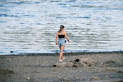 D?sseldorf 25.07.2022 Rhein Gew?sser Flussgew?sser Spazierg?ngerin Steinstrand Kieselstrand Rheinufer Flussstr?mung Bad-stock-foto