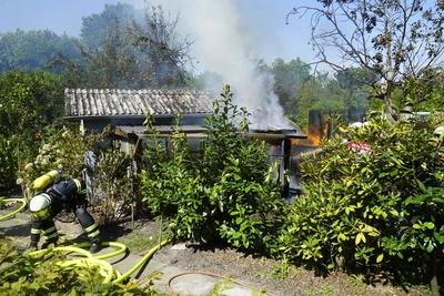 cntv Brand Feuer Rauch Qualm Flammen Feuerwehrleute im Einsatz bei Loeschen einer Gartenlaube 13.August 2025 in Hamburg Horn Am Mittwoch mittag wurde die Feuerwehr zu einer brennenden Gartenlaube in einem Kleingartenverein in der Strasse Bei den Tennisplaetzen gerufen. die Feuerwehr konnte den Brand l?schen aber einen vermutlichen totalverlust der Laube nicht abwenden Hamburg Deutschland *** cntv fire fire smoke smoke flames firefighters in action extinguishing a gazebo 13 August 2025 in Hamburg Horn On Wednesday noon the fire department was called to a burning gazebo in an allotment garden association in the street Bei den Tennisplaetzen the fire department was able to extinguish the fire but could not avert a presumed total loss of the-stock-foto